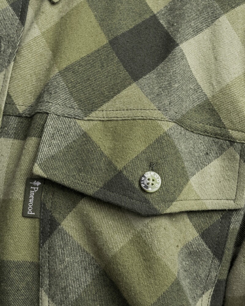 Hemd Lumbo, Pinewood