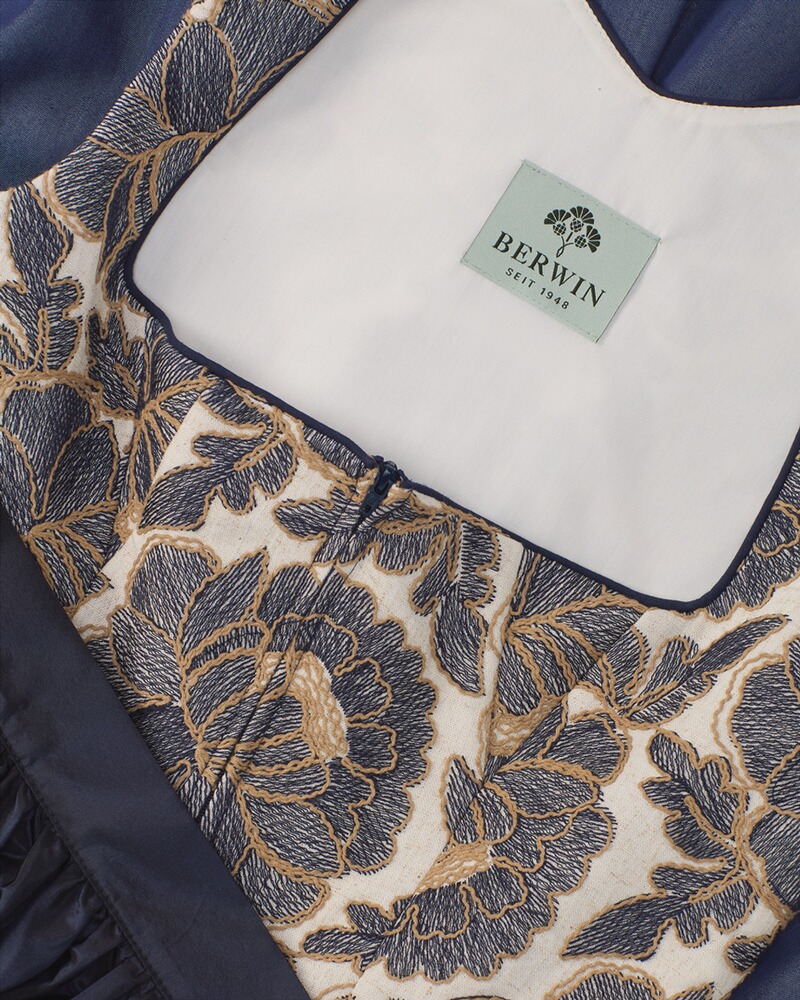 Langes Dirndl mit Stickereien, Berwin