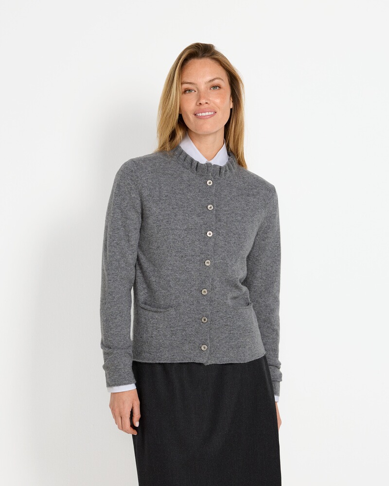 Strickjacke mit Rüschenkragen, Luis Steindl