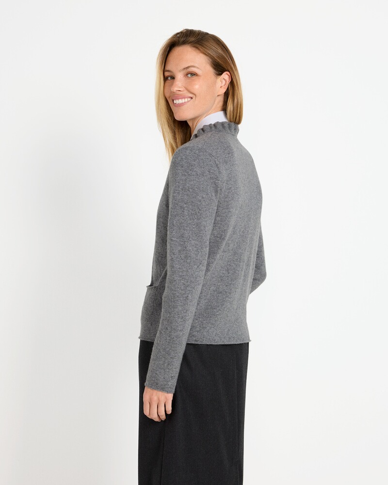 Strickjacke mit Rüschenkragen, Luis Steindl