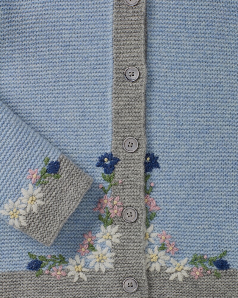 Linksstrickjacke mit Blümchen, Luis Steindl